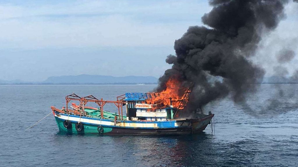 Setelah Indonesia, Malaysia Membakar Kapal Pencuri Ikan