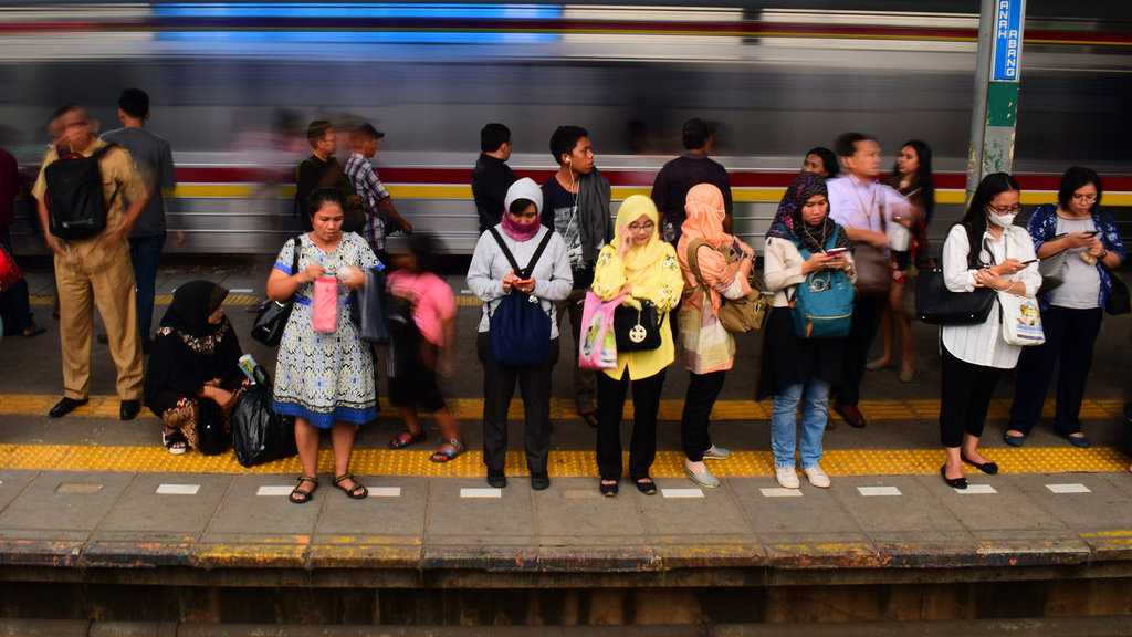Para calon penumpang commuter berebut masuk commuter di Stasiun Tanah Abang selepas jam kerja, Jakarta, Senin (11/9). Foto: tirto.id/Arimacs Wilander