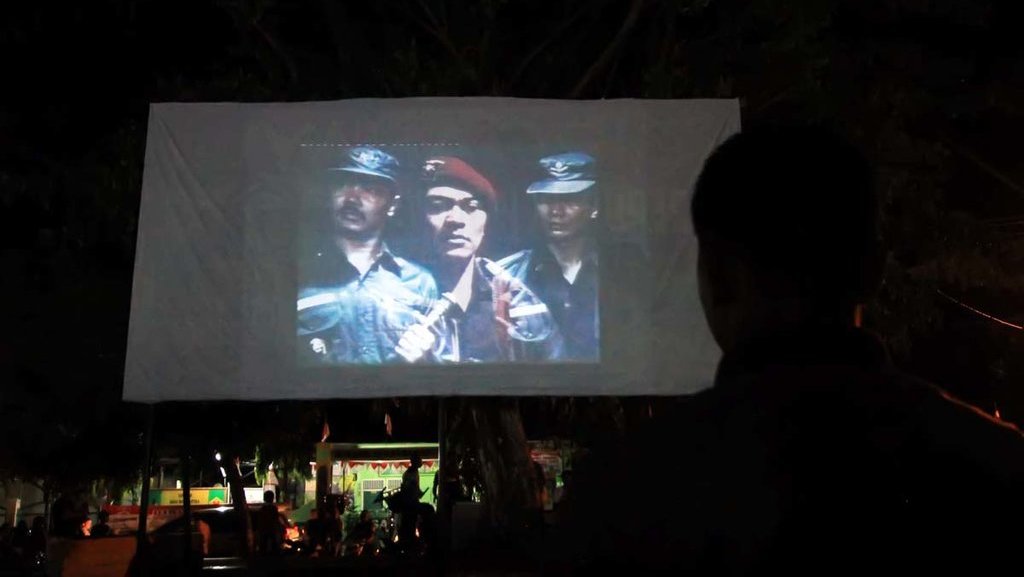 Warga nonton bareng (nobar) pemutaran film pengkhianatan G30S/PKI di Lapangan Hiraq Lhokseumawe, Aceh (23/9) malam. ANTARA FOTO/Rahmad. NOBAR G30S/PKI DI ACEH