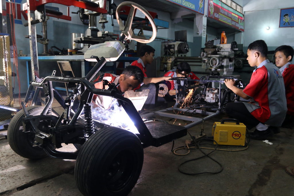 MOBIL GOLF BUATAN SISWA SMK