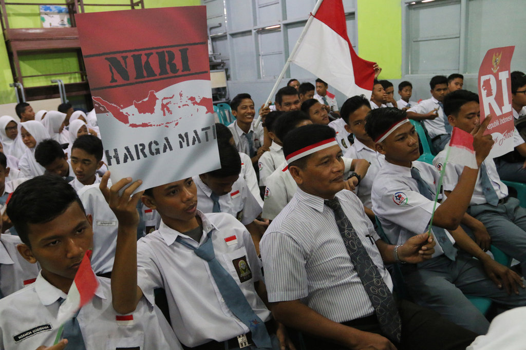 Puluhan siswa SMK Multi Karya bersama guru mengikuti nonton bareng film pengkhianatan G30S/PKI, di Medan, Sumatera Utara, Rabu (27/9). ANTARA FOTO/Irsan Mulyadi. SISWA NOBAR FILM G30S PKI