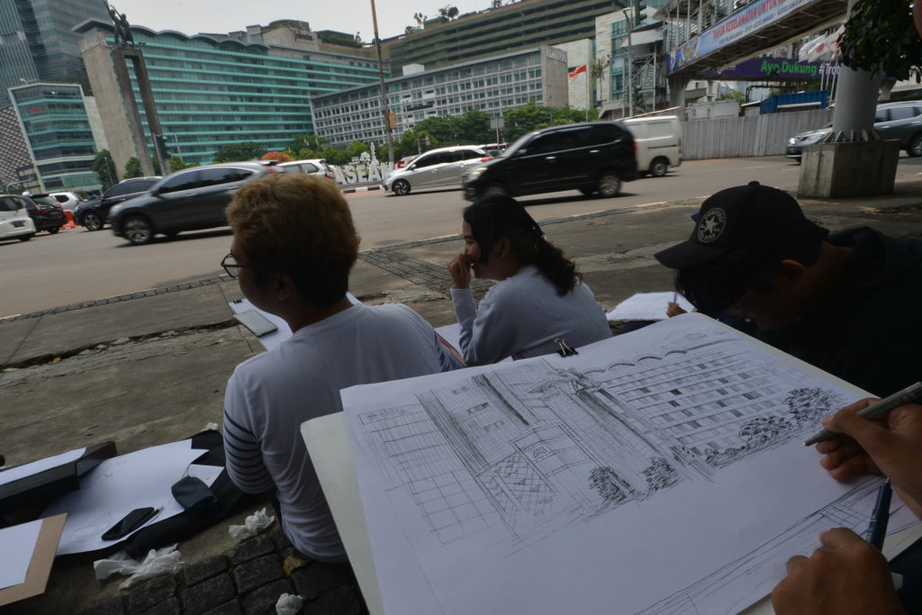 Siswa Institut Kesenian Jakarta menggambar suasana Bundaran HI di Jakarta. ANTARA FOTO/Wahyu Putro A MENGGAMBAR BUNDARAN HI