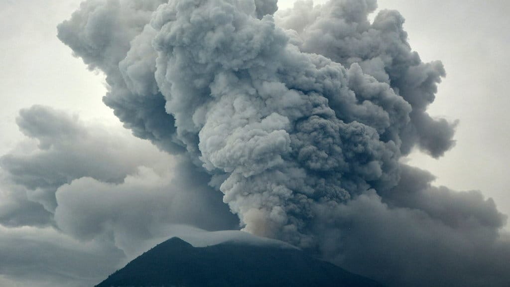 LETUSAN GUNUNG AGUNG