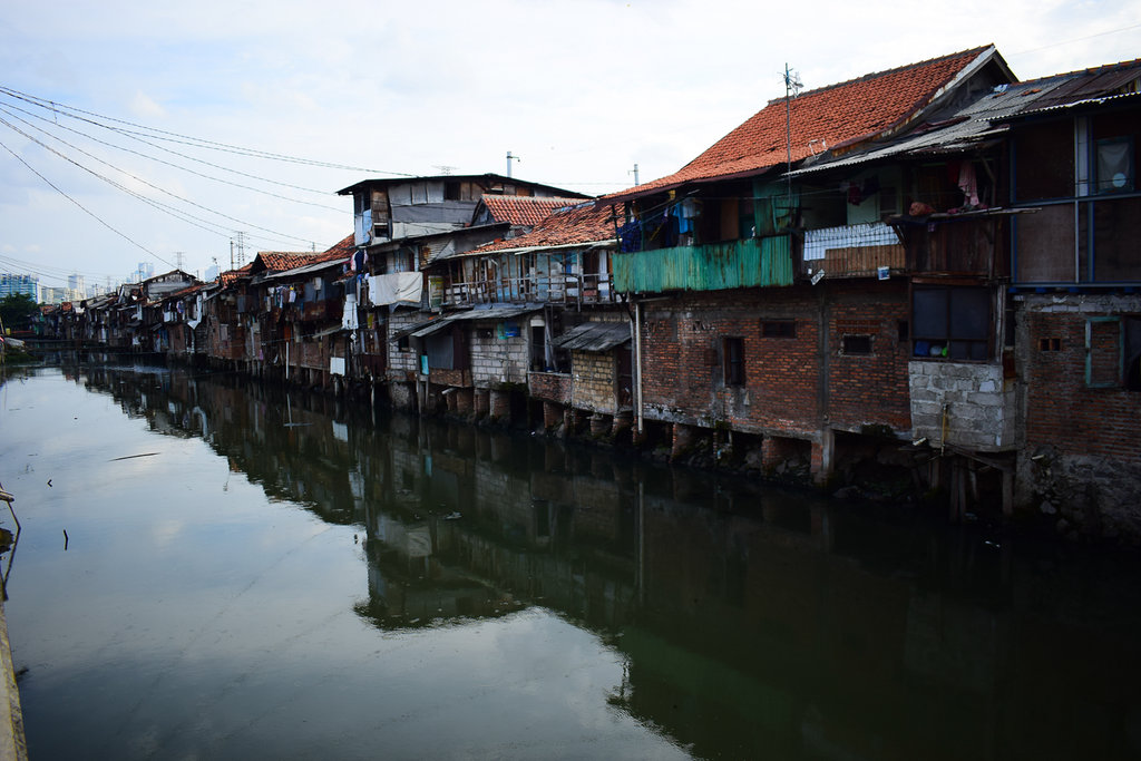 Banjir Melanda Sejumlah Permukiman Dekat Sungai di Jakarta 