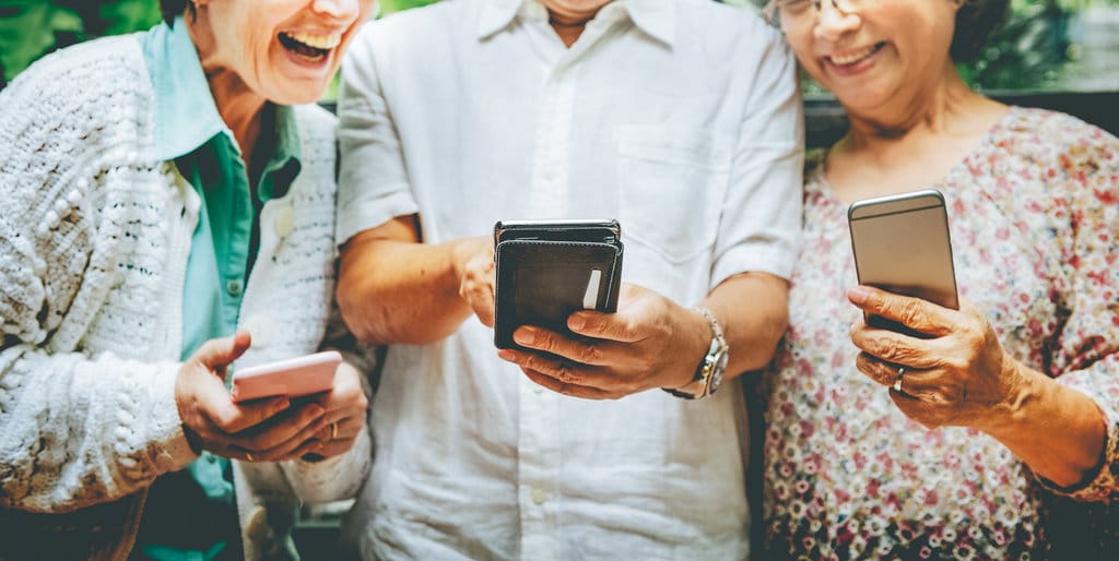 Lansia Menggunakan Ponsel Pintar