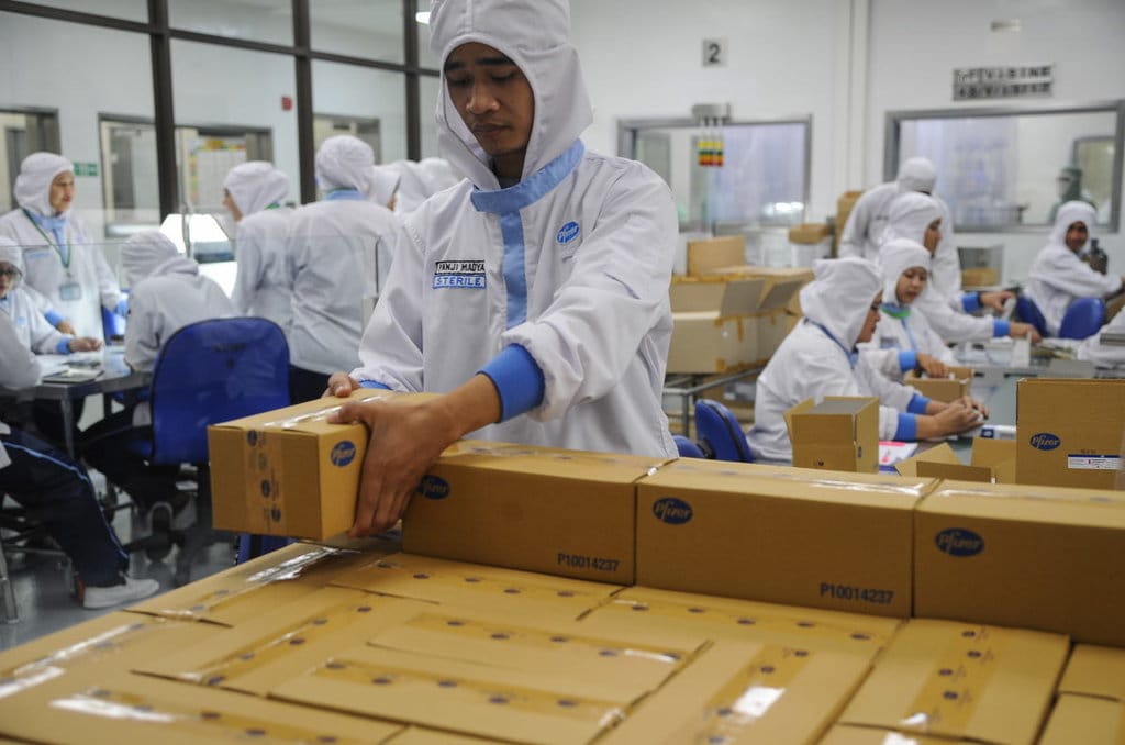 Seorang pekerja menata dus obat yang telah selesai dikemas di Pt. Pfizer Indonesia di jl. Raya Bogor, Jakarta Timur, Rabu (20/12/2017). ANTARA FOTO/Paramayuda PENGEMASAN OBAT