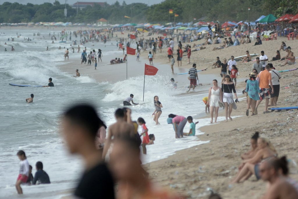 WISATAWAN KUNJUNGI BALI