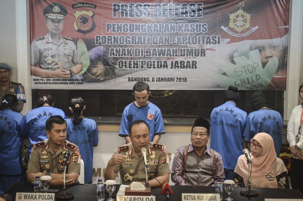 Egri-bugri qiz dantelli ichki kiyimda kamera oldiga tushmoqda.