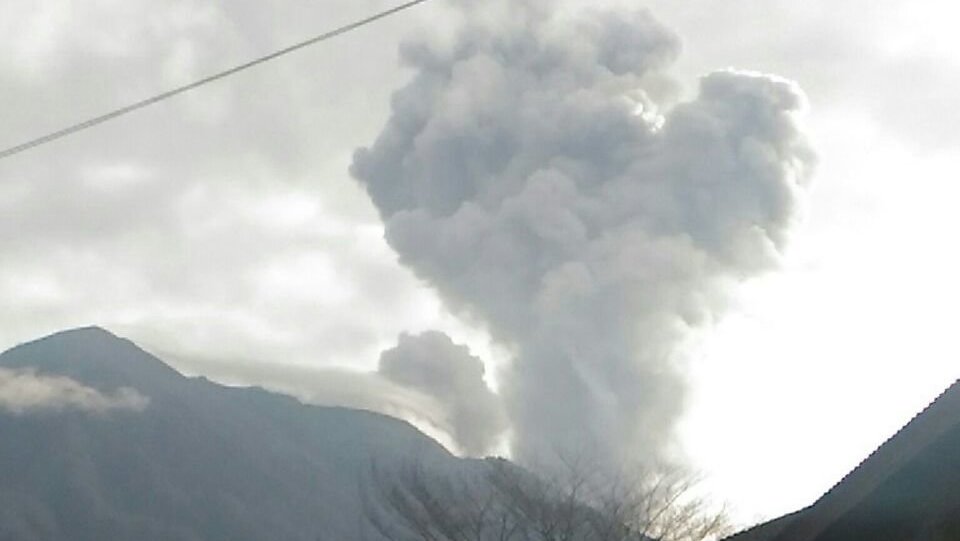 Gunung Agung Kembali Erupsi Senin Pagi Ini