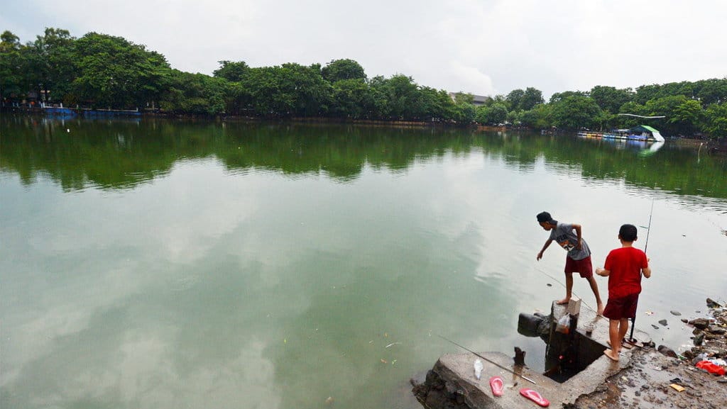 Dua anak memancing di Danau Sunter, Jakarta, Kamis (18/1/2018). ANTARA FOTO/Wahyu Putro A PENATAAN DANAU SUNTER