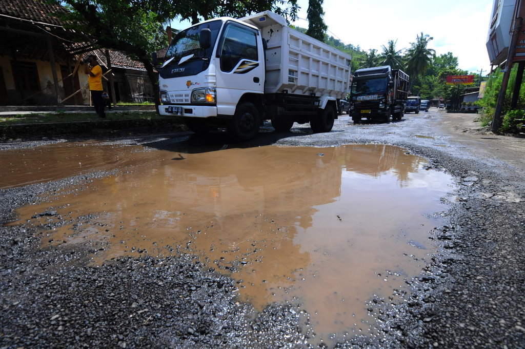 JALAN WISATA ANTARKABUPATEN RUSAK