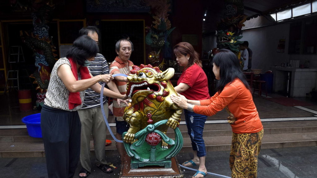Warga bergotong royong membersihkan patung di Vihara Amurva Bhumi, Karet Kuningan, Jakarta, Kamis (8/2/2018). tirto.id/Andrey Gromico Gotong Royong Membersihkan Vihara Amurva Bhumi