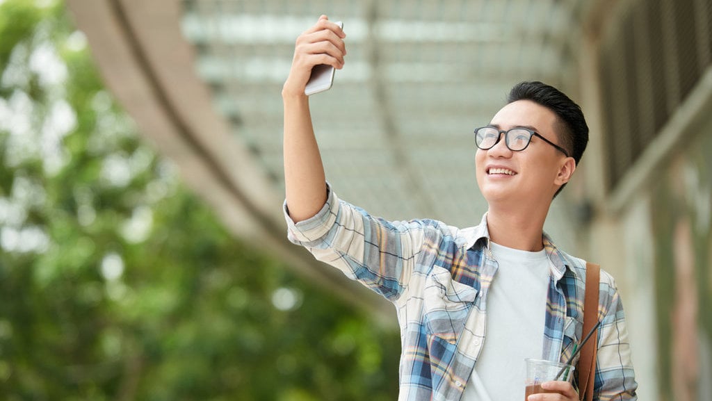 Ilustrasi Selfie dengan High Angle. Getty Images/iStockphoto Ilustrasi Selfie dengan High Angle
