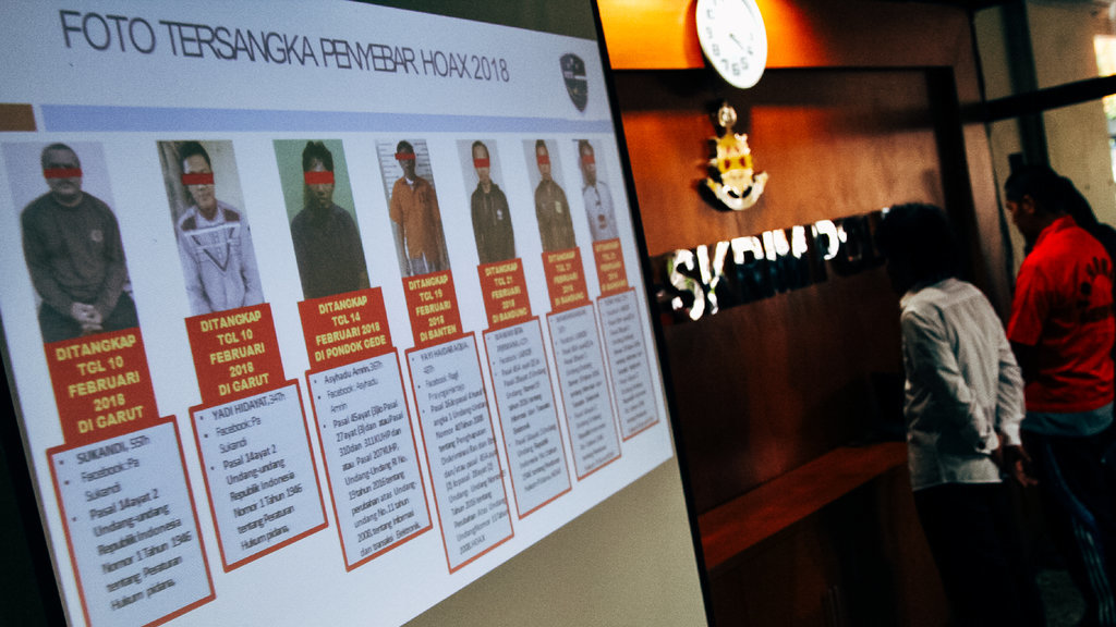 Foto tujuh tersangka penghinaan terhadap Presiden RI Joko Widodo beserta Istri Iriana Widodo serta berita hoax sara yang membawa nama Ketua Umum PDIP Megawati Soekarnoputri, Jakarta, Jumat (23/2/2018). tirto.id/Andrey Gromico Bareskrim Tangkap Pelaku Pidana UU ITE