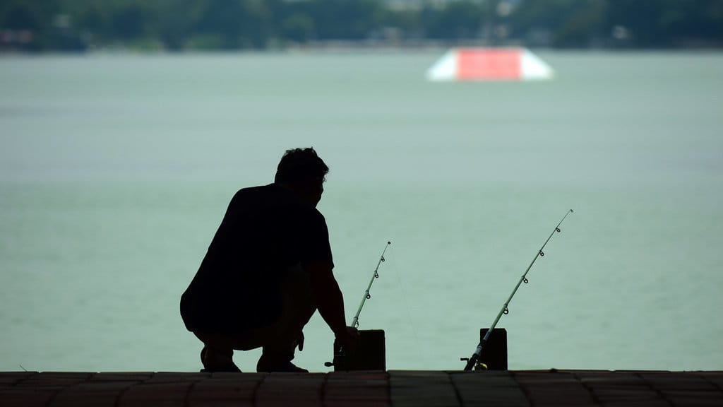 Warga memancing di Danau Sunter Timur, Jakarta Utara, Kamis (1/2/2018). tirto.id/Arimacs Wilander DANAU SUNTER