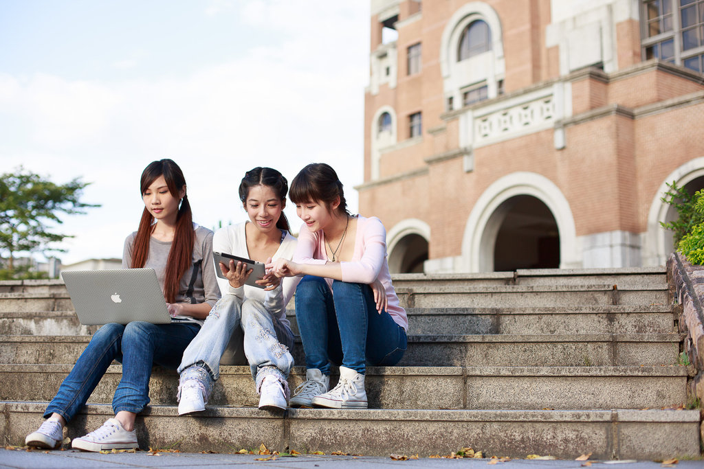 Ilustrasi mahasiswi dan laptop. Getty Images/iStockphoto Ilustrasi Busana ke Kampus