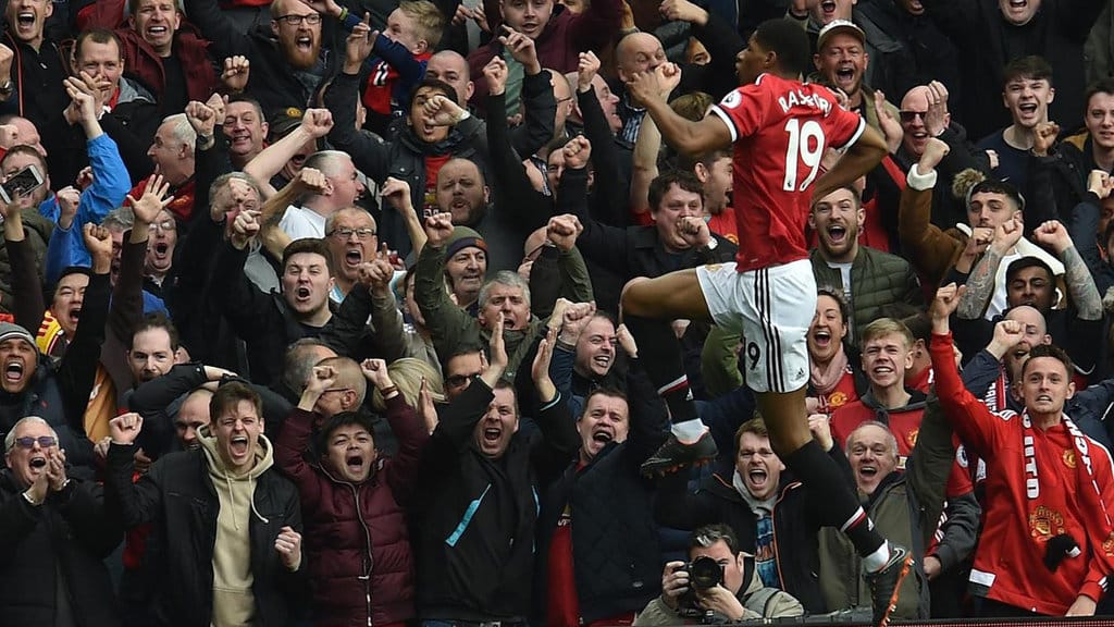 Pemain Manchester United Marcus Rashford melakukan selebrasi setelah berhasil mencetak gol pada sebuah pertandingan Liga Inggris 