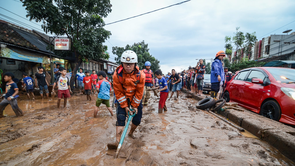 Petugas dan Warga Mulai Bersihkan Lumpur Sisa Banjir 