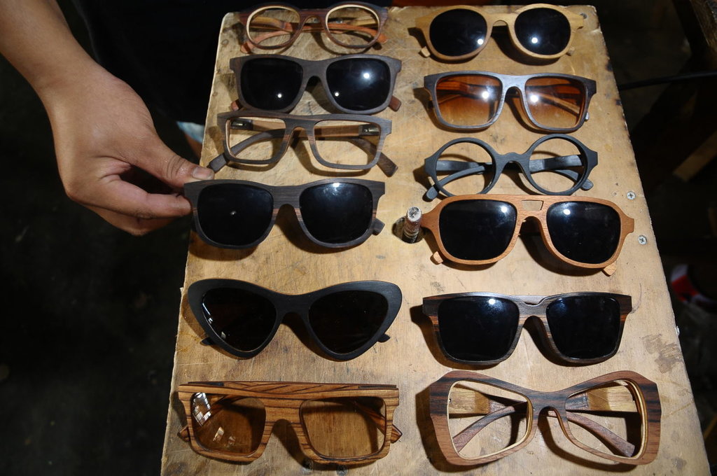 Perajin menunjukkan kacamata berbahan kayu. ANTARA FOTO/Yusuf Nugroho KERAJINAN KACAMATA KAYU