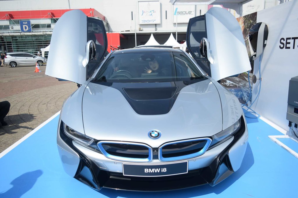 Sensasi Jadi Raja Jalanan dengan Supercar BMW  i8  Tirto ID