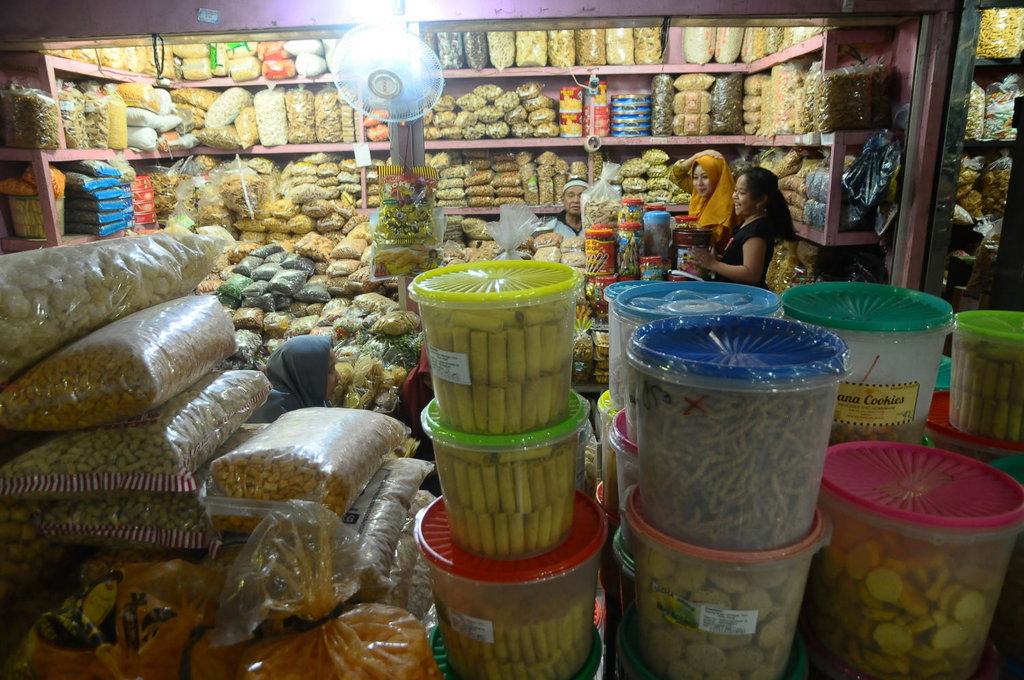 Pengunjung memilih Camilan di salah satu kios makanan kering di Pasar Kliwon. Kudus, Jawa Tengah, Minggu (3/6). ANTARA FOTO/Yusuf Nugroho PERMINTAAN CAMILAN RAMADAN