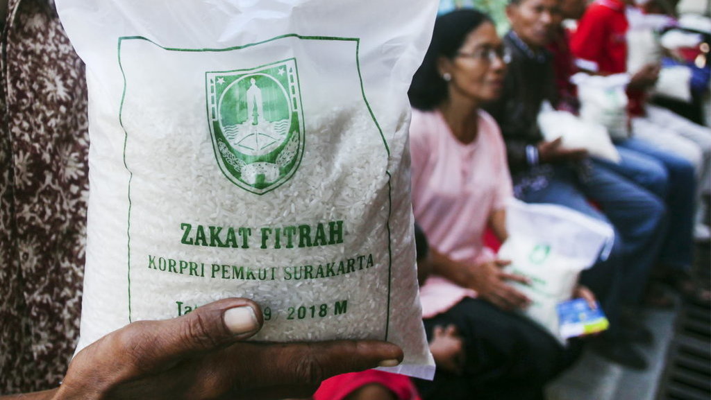Zakat fitrah di indonesia dikeluarkan berupa beras atau gandum sebesar