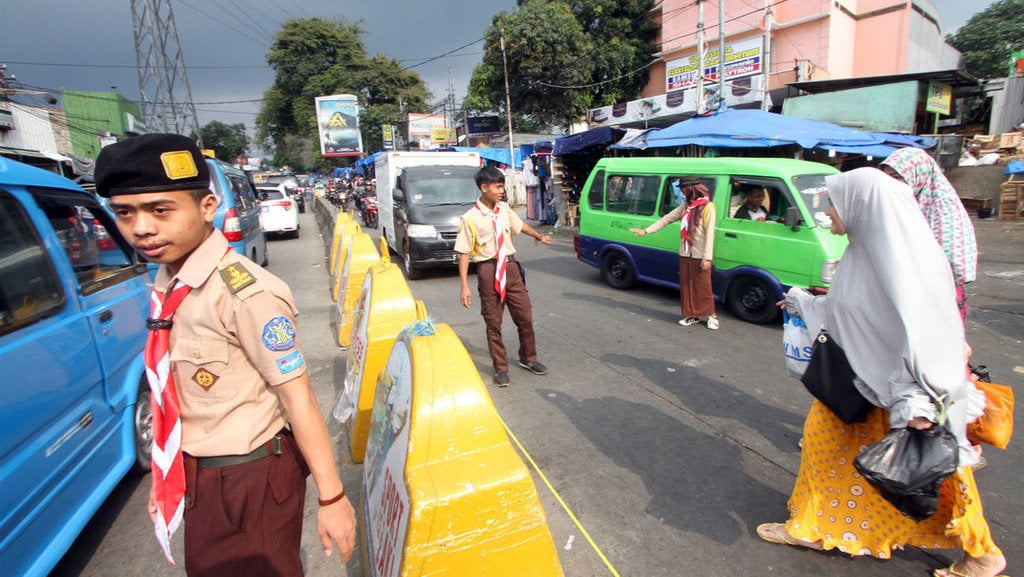 PRAMUKA BANTU ATUR LALU LINTAS