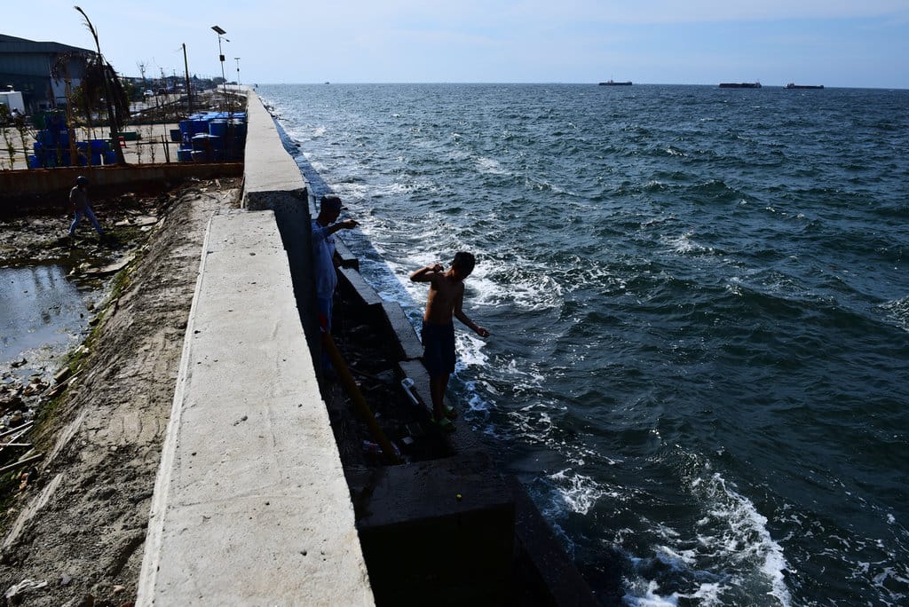 MEMANCING DI TANGGUL LAUT MUARA BARU