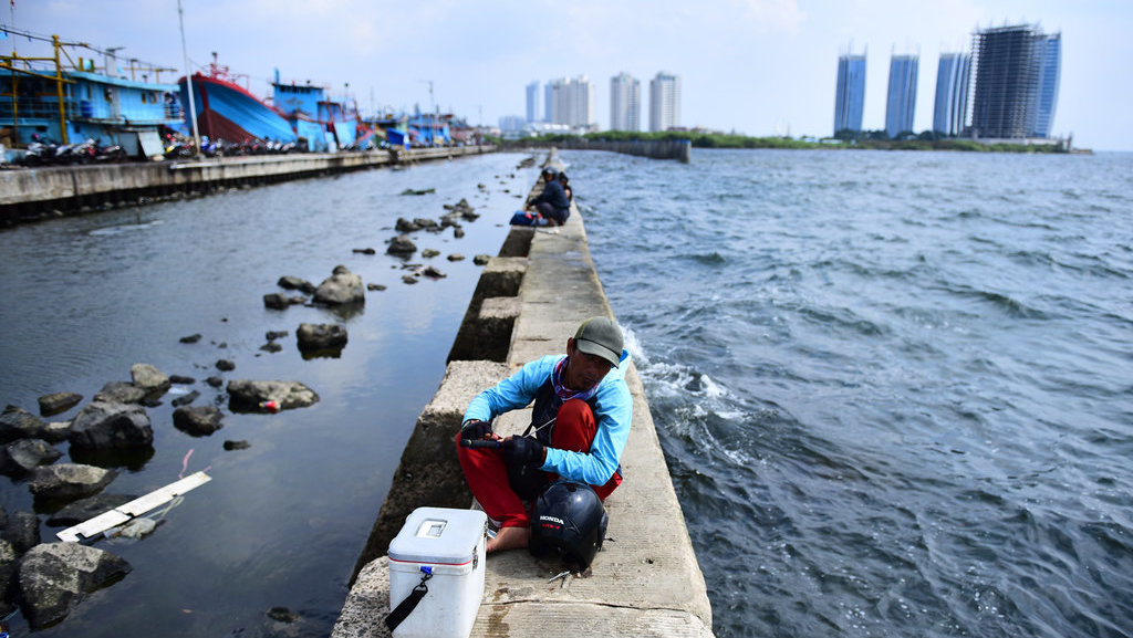 MEMANCING DI TANGGUL LAUT MUARA BARU
