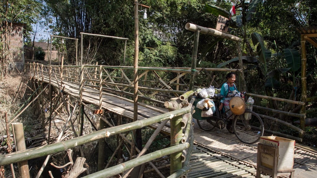 JEMBATAN DARURAT DARI BAMBU