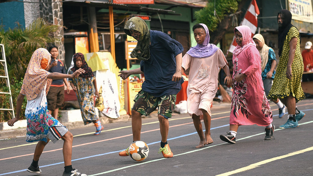 Sejumlah remaja laki-laki ikut serta lomba bermain sepakbola bola dengan menggunakan rok untuk memeriahkan HUT RI ke-73 di Jalan Minangkabau, Manggarai, Jakarta, Jumat (17/8/2018). tirto.id/Andrey Gromico Kemeriahan Lomba Perayaan HUT RI Ke-73 di Manggarai Jakarta