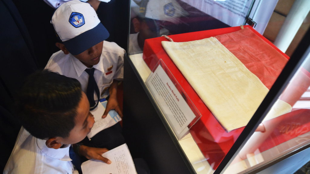 Pelajar mengamati bendera Merah Putih di arena Pameran Sejarah dan Budaya Indonesia di Pendopo Pengayoman Temanggung, Jateng, Selasa (28/8/2018). ANTARA FOTO/Anis Efizudin BELAJAR SEJARAH BANGSA