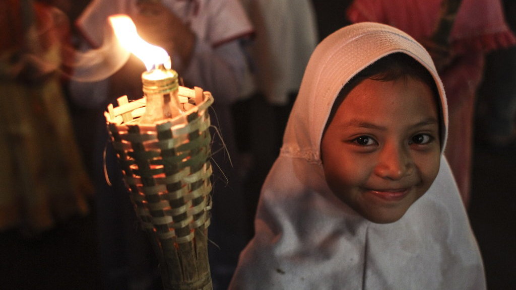 Seorang anak membawa obor saat mengikuti pawai menyambut Tahun Baru Islam di kawasan Menteng, Jakarta (10/9/2018). ANTARA FOTO/Dhemas Reviyanto PAWAI OBOR TAHUN BARU ISLAM