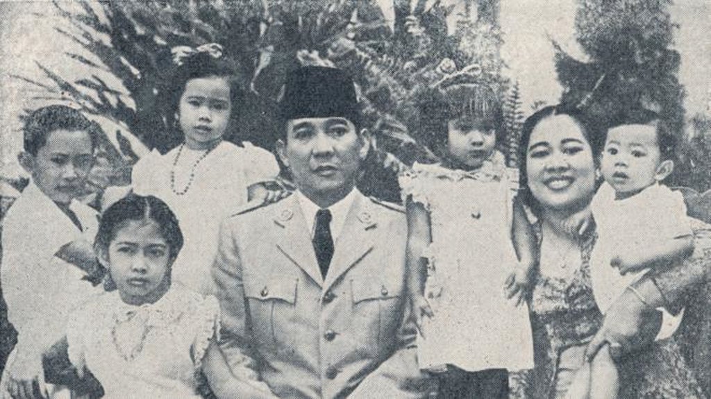 Presiden Soekarno bersama anak dan istri