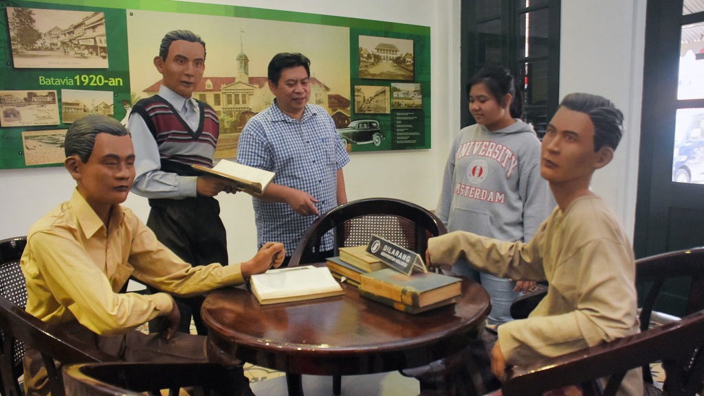 Seorang anak ditemani orang tua, mengunjungi Museum Sumpah Pemuda di Jalan Kramat Raya No. 106, Jakarta Pusat, Minggu (28/10/2018). ANTARA FOTO/Indrianto Eko Suwarso MUSEUM SUMPAH PEMUDA
