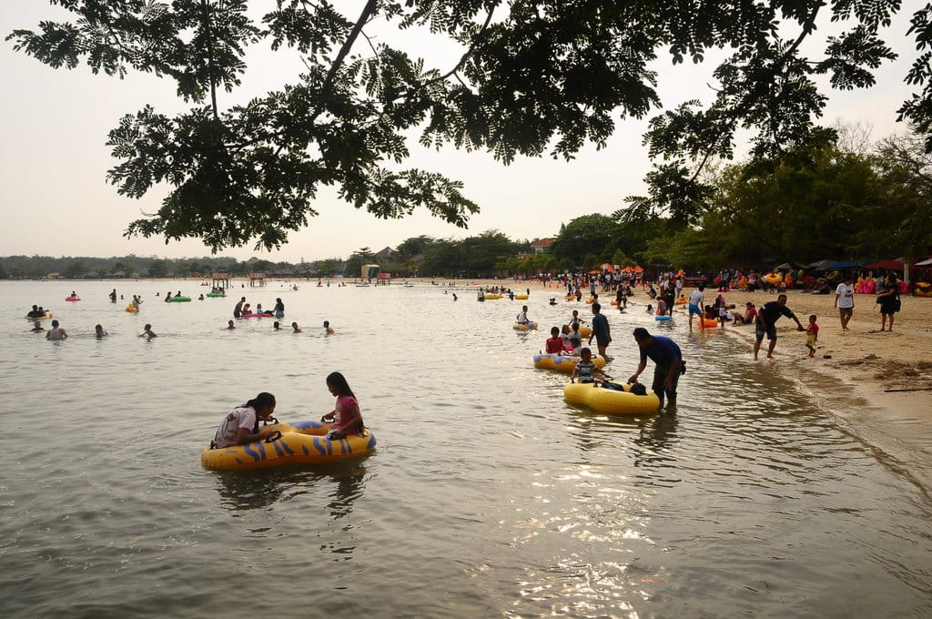Wisatawan mengunjungi Pantai Bandengan atau Pantai Tirta Samudera di Desa Bandengan, Jepara, Jawa Tengah. Pantai berpasir putih dengan ombak relatif kecil tersebut menjadi wisata favorit bagi wisatawan domestik dan hanya berjarak kurang lebih 7 kilometer dari pusat kota. ANTARA FOTO/Yusuf Nugroho/pd. WISATA PANTAI BANDENGAN