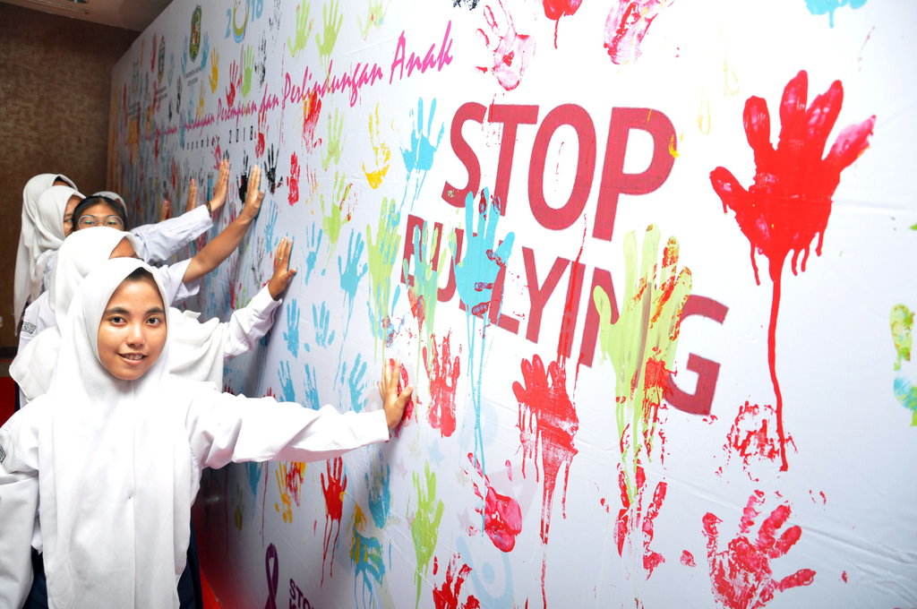 Sejumlah siswa mengikuti kampanye 'Stop Bullying' di Medan, Sumatera Utara, Senin (12/11/2018). ANTARA FOTO/Septianda Perdana/pras. KAMPANYE STOP BULLYING DI MEDAN