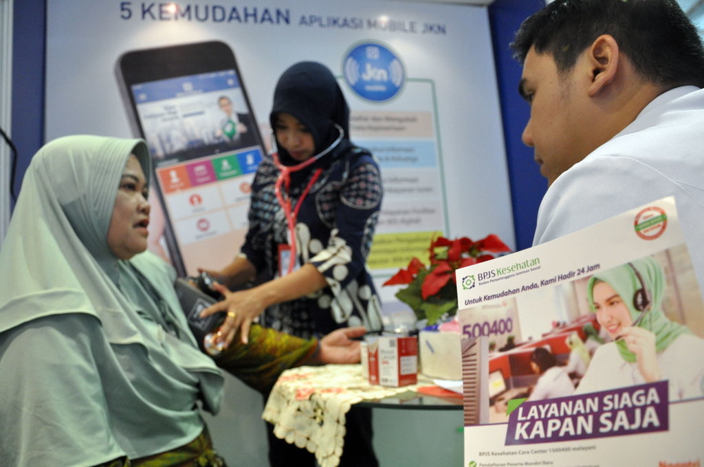 Petugas kesehatan memeriksa seorang warga peserta BPJS Kesehatan di Medan, Sumatera Utara, Rabu (14/11/2018). ANTARA FOTO/Septianda Perdana/hp. TARGET PROGRAM JKN