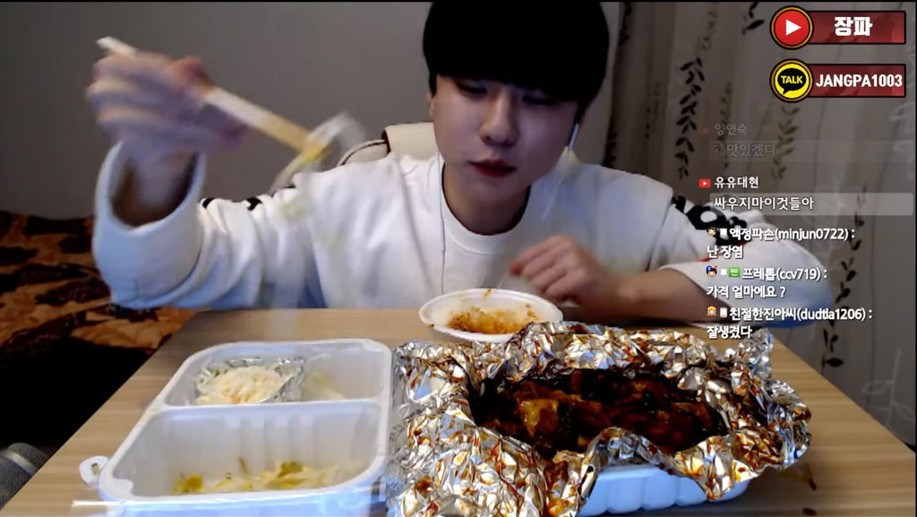 Siaran audiovisual online di mana tuan rumah makan makanan dalam jumlah besar saat berinteraksi dengan audiens mereka. Biasanya dilakukan melalui webcast internet, mukbang menjadi populer di Korea Selatan pada tahun 2010-an. MukBang.webm/Jangpa's MukBang Mukbang