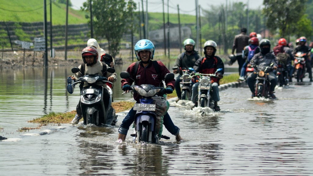 MOTOR MOGOK KARENA BANJIR DI PORONG