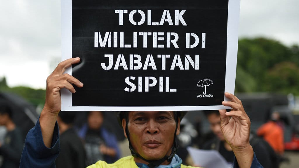 Aktivis Jaringan Solidaritas Korban untuk Keadilan (JSKK) menggelar aksi Kamisan ke-575 di depan Istana Merdeka menolak kembalinya militer di jabatan sipil, Jakarta, Kamis (21/2/2019). tirto.id/Andrey Gromico Aksi Kamisan Menolak Militer