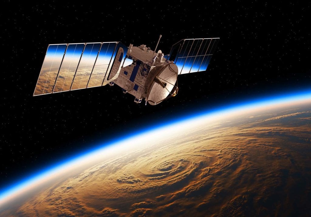 Satelit palapa mengorbit bumi pada titik yang tetap di atas sebuah titik di atas permukaan bumi sehingga satelit palapa termasuk jenis satelit
