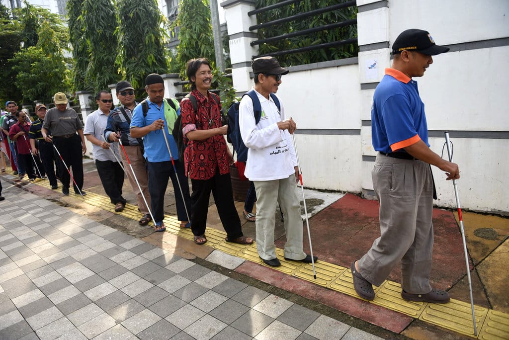 Stiker yang Menimpa Jalur Pemandu di Pontianak, Ulangi Problem Aksesibilitas