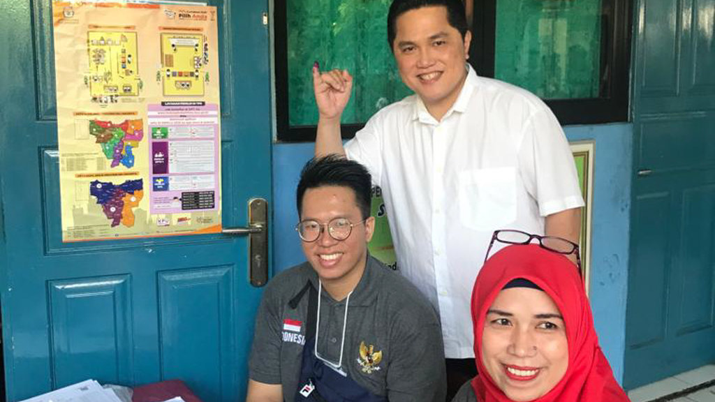 Erick Thohir Mencoblos Di Tps 17 Gudang Peluru Tebet Jaksel