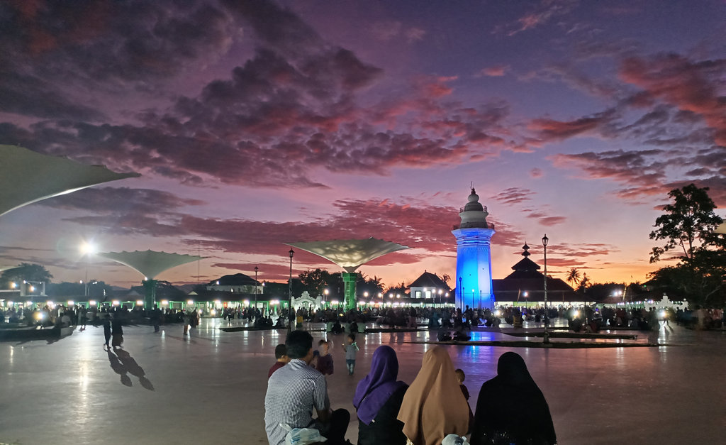 Foto Body Suasan senja di pelataran Masjid Agung Banten