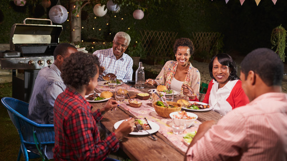 Ilustrasi makan bersama. FOTO/Istockphoto Ilustrasi makan bersama