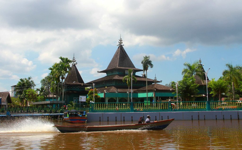 WISATA RELIGI MASJID SULTAN SURIANSYAH