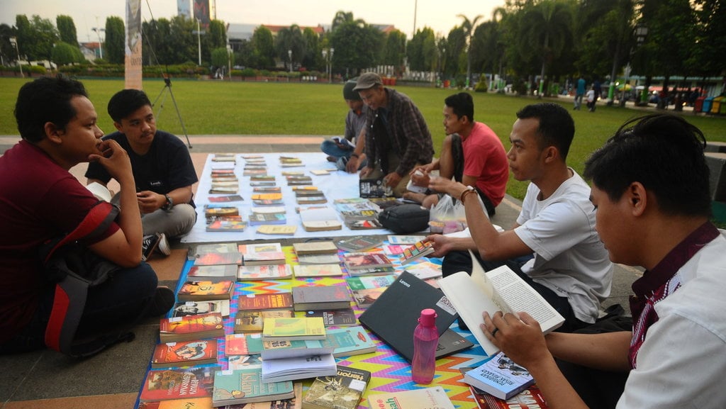 NGABUBURIT MEMBACA BUKU