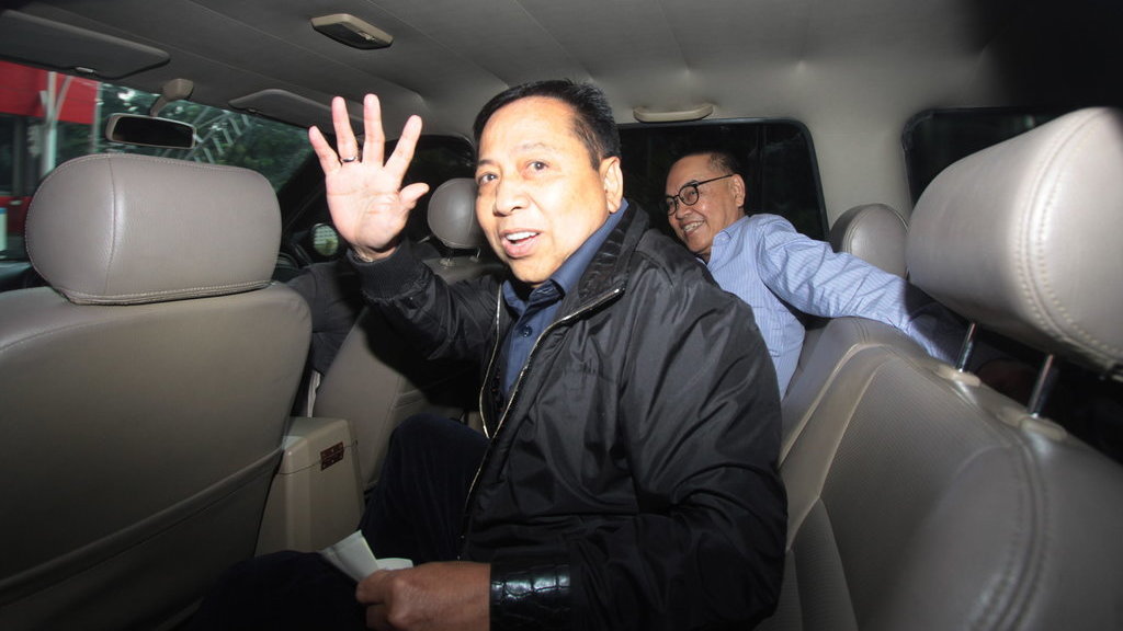 Terpidana kasus korupsi proyek KTP elektronik, Setya Novanto (tengah) berada dalam mobil tahanan usai menjalani pemeriksaan di gedung KPK, Jakarta, Selasa (14/5/2019). ANTARA FOTO/Reno Esnir/aww. PEMERIKSAAN SETYA NOVANTO