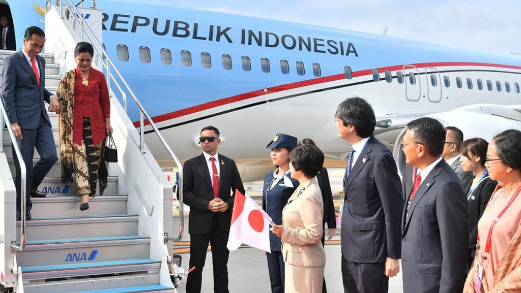 Jokowi Turun dari Pesawat